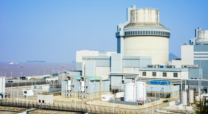 Elektrownia atomowa z reaktorami jądrowymi AP 1000. Fot. sweetriver/Adobe Stock